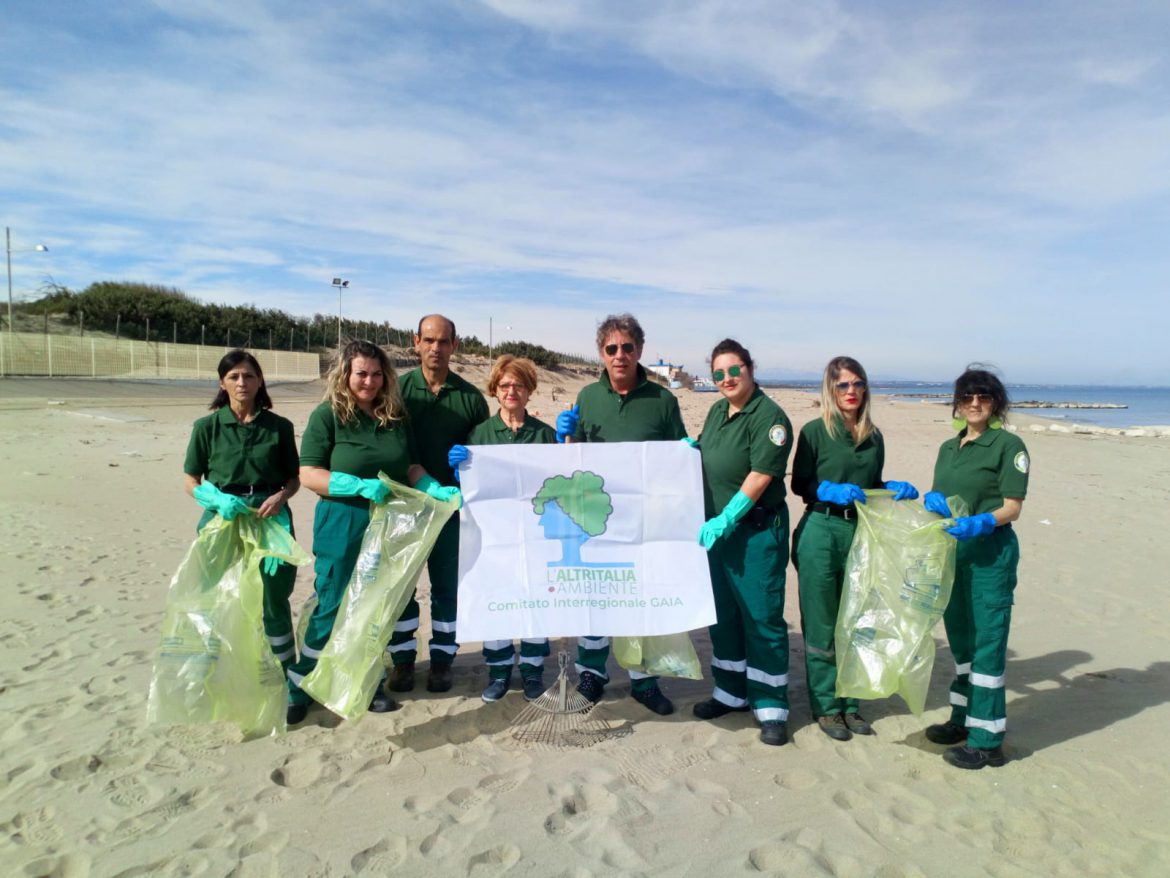 Volontari GAIA in azione, rimossi rifiuti plastici in un tratto di costa pugliese