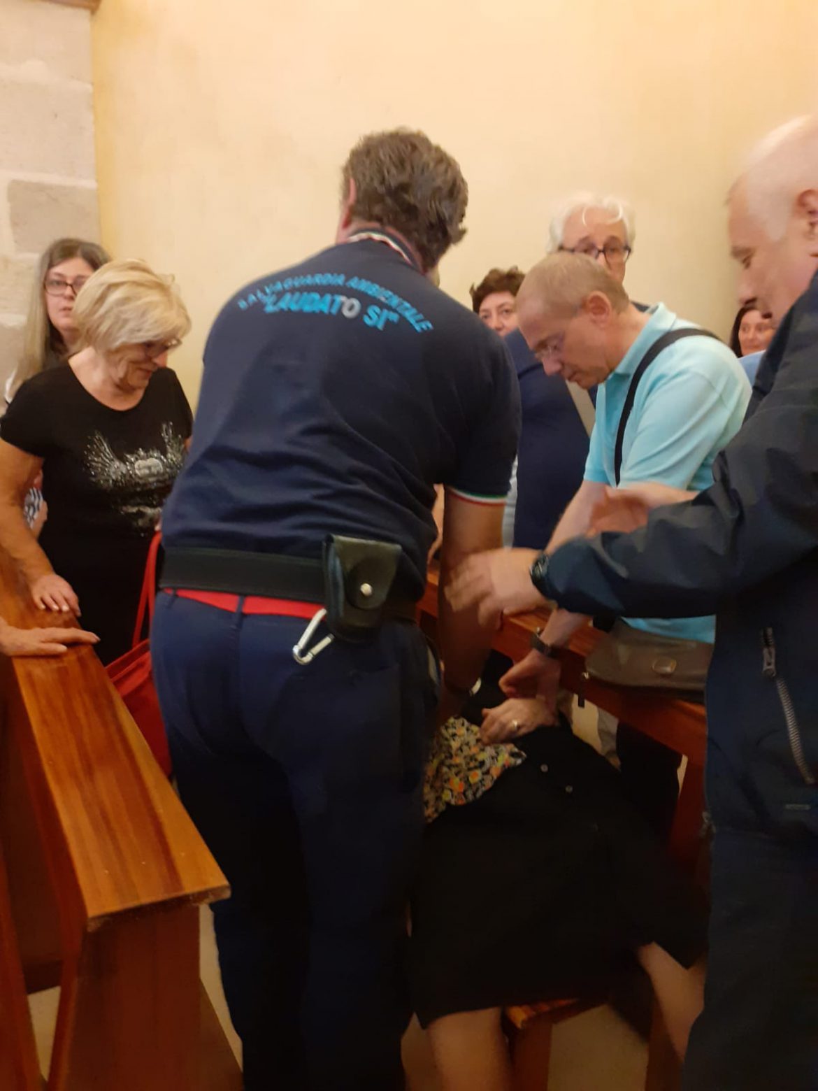 Il responsabile dei volontari salva anziana colta da malore in chiesa