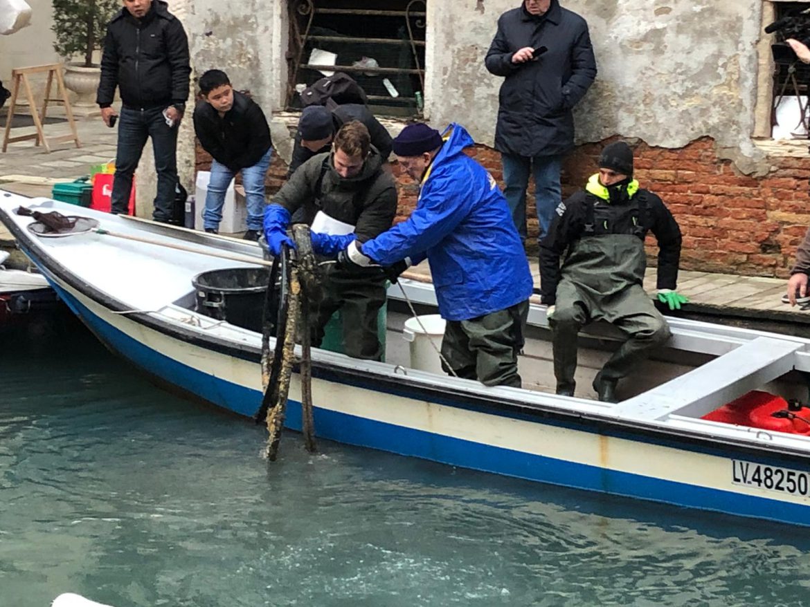 venezia2 Epifania. Un regalo per Venezia, gli ambientalisti rimuovono una tonnellata di rifiuti dai canali