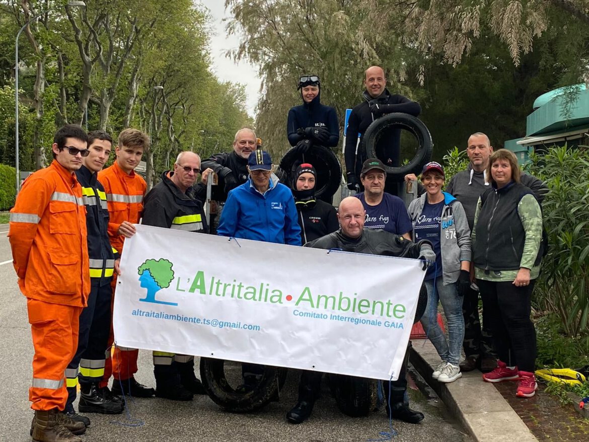 Recuperati 30 pneumatici dal mare di Trieste