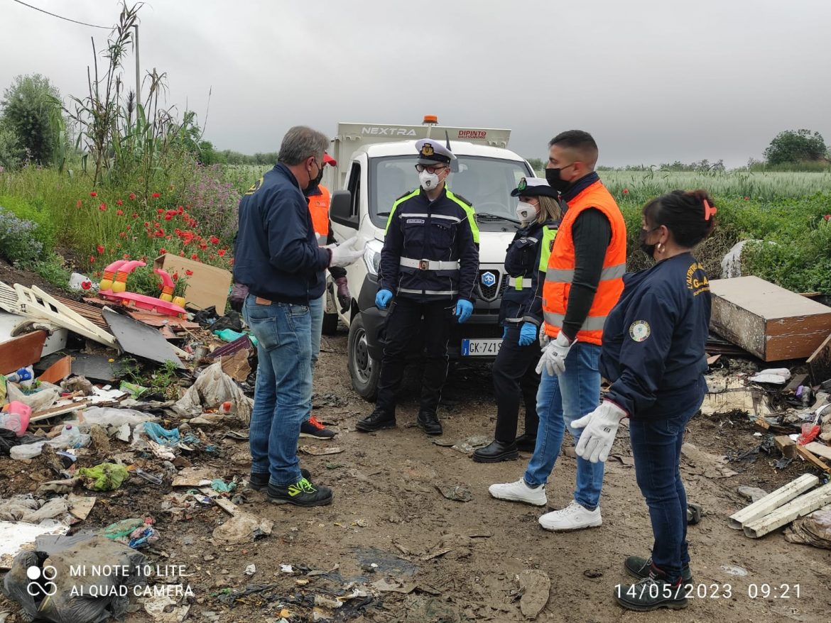 L’Altritalia Ambiente segnala l’abbandono di rifiuti nelle campagne e ne stimola la rimozione