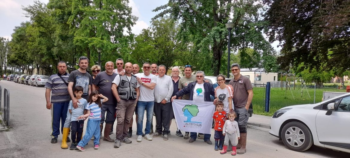 volontari a Forlì 27 05 23 Alluvione: L’Altritalia Ambiente di Serracapriola (FG) contribuisce a raccogliere e distribuire aiuti per Forlì