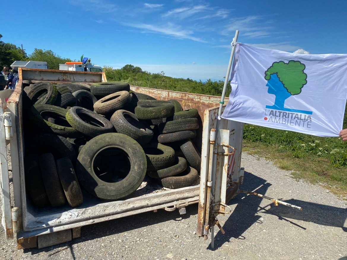 trieste 21 04 24 Giornata della Terra: L’Altritalia Ambiente FVG e Plastic free ripuliscono la Salita del Mondeu