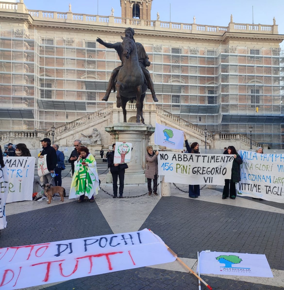 L’Altritalia, insieme a Italia Nostra, Amici della Terra e comitato TAM, protestano in Campidoglio contro i tagli arborei